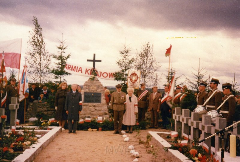 KKE 4898.jpg - Fot. Poświęcenie i otwarcie cmentarza żołnierzy AK w Surkonta - koło Lidy. Cmentarz zabitych żołnierzy AK w VIII 1944 r. przez wojska sowieckie, Surkonty – koło Lidy, 25 VIII 1991 r.